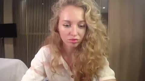 Snapshot of sashasweetsasha chatting on October 13, 1:44 pm Sasha online show from October 13, 1:44 pm
