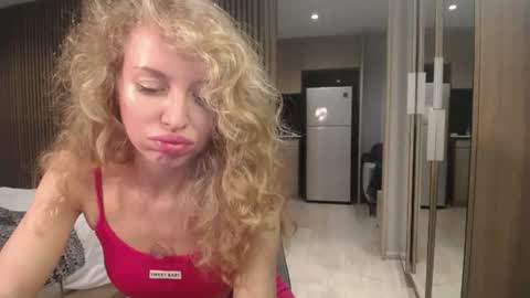 Snapshot of sashasweetsasha chatting on October 15, 5:35 pm Sasha online show from October 15, 5:35 pm