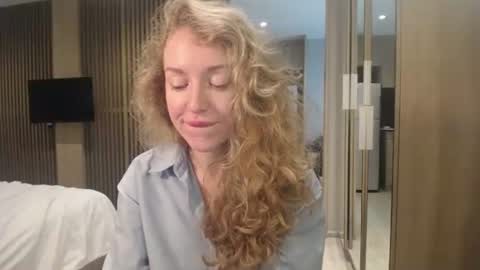 Snapshot of sashasweetsasha chatting on October 16, 6:14 am Sasha online show from October 16, 6:14 am
