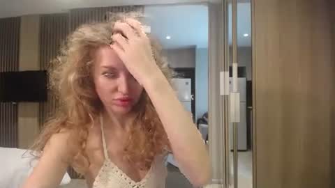 Snapshot of sashasweetsasha chatting on October 19, 6:03 am Sasha online show from October 19, 6:03 am