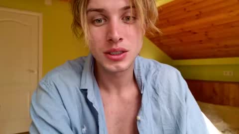 Snapshot of sashenkka chatting on August 3, 1:38 pm Sasha -- online show from August 3, 1:38 pm