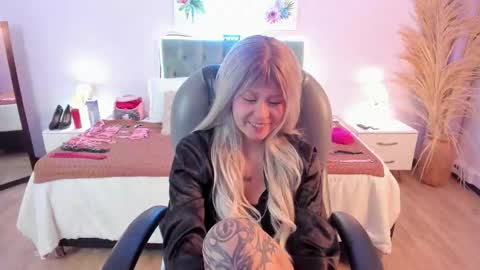 Snapshot of saskia_vellour chatting on February 3, 7:41 pm saskia_vellour online show from February 3, 7:41 pm