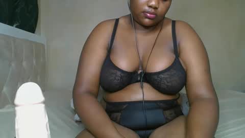 sassie_bee online show from December 17, 2:23 am