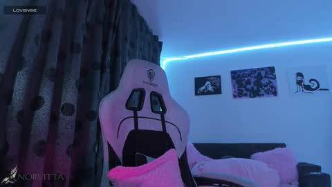    im expecting 300 thumbs up on my altar online show from November 9, 11:25 pm