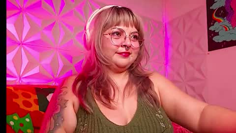 Gina George online show from December 19, 1:01 am