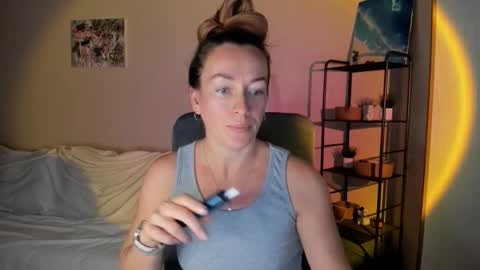 Snapshot of save_the_qween chatting on October 6, 10:45 am save the qween online show from October 6, 10:45 am