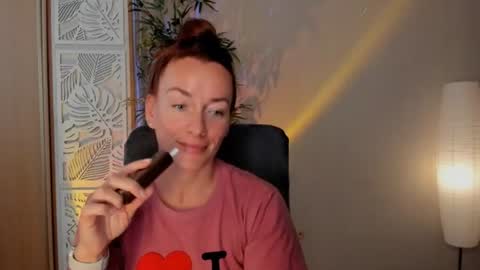 Snapshot of save_the_qween chatting on July 19, 10:52 am save the qween online show from July 19, 10:52 am