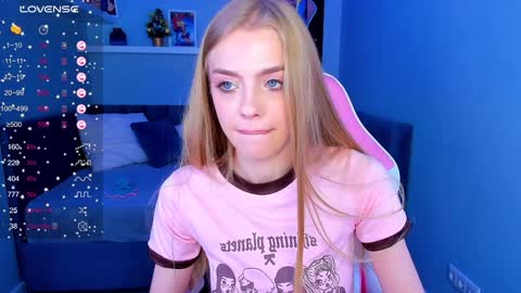 Snapshot of sayl0r_moon chatting on December 12, 12:27 am Kira GMT 7 Mon Thu-Sun 0800am-0200pm online show from December 12, 12:27 am