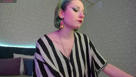 Snapshot of scarle_whisper chatting on May 13, 9:17 am Emmy online show from May 13, 9:17 am
