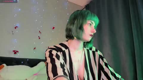 Snapshot of scarle_whisper chatting on May 20, 9:15 am Emmy online show from May 20, 9:15 am