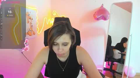 Snapshot of scarlet_sirenn chatting on February 2, 8:46 am Alexandra online show from February 2, 8:46 am