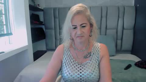 Snapshot of scarlethoot_ chatting on February 7, 7:28 pm S C A R L E T online show from February 7, 7:28 pm