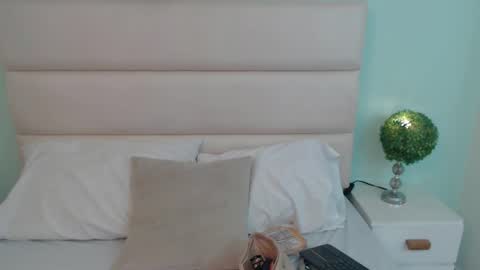 scarlet  online show from March 13, 11:50 am