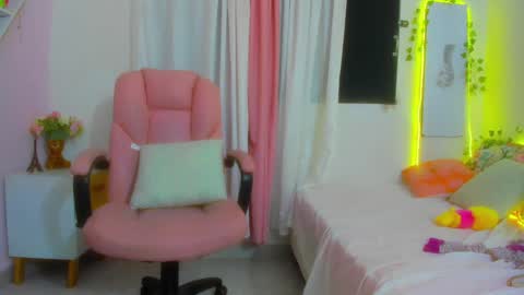 Snapshot of scarletliz chatting on December 17, 6:53 pm Scarletliz online show from December 17, 6:53 pm