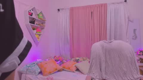 Snapshot of scarletliz chatting on February 24, 12:05 pm Scarletliz online show from February 24, 12:05 pm