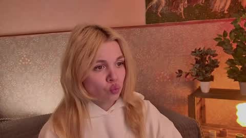 Snapshot of scarletmarney chatting on May 11, 4:15 pm scarletmarney online show from May 11, 4:15 pm
