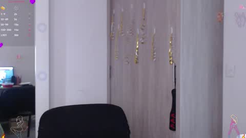 Scarlett Thumb up please help me 100 its important online show from November 28, 9:39 pm