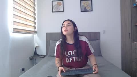 Snapshot of scarlett_evance chatting on May 27, 2:58 pm Scarlett and Jazmin online show from May 27, 2:58 pm