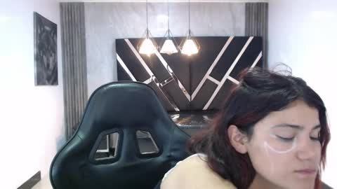 Snapshot of scarlett_jhonson_ch chatting on April 12, 3:17 pm scarlett_jhonson_ch online show from April 12, 3:17 pm