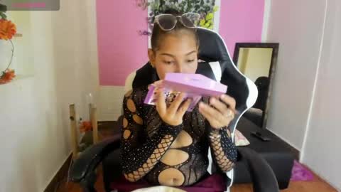 Snapshot of scarlett_lune chatting on May 21, 7:10 pm scarlett_lune online show from May 21, 7:10 pm