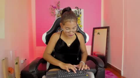 Snapshot of scarlett_lune chatting on May 29, 8:18 pm scarlett_lune online show from May 29, 8:18 pm