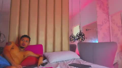 Scarlet and Alex online show from June 25, 1:37 pm