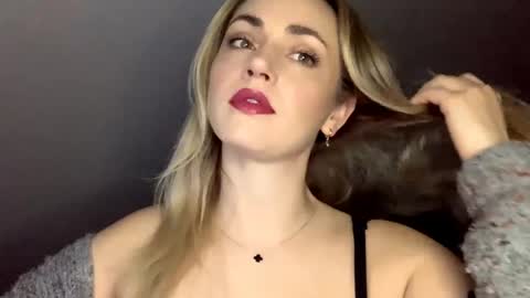 Snapshot of scarlettxblonde chatting on May 19, 6:31 am ScarlettxBlonde online show from May 19, 6:31 am