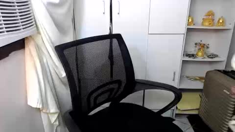 Queen Scarlet online show from January 3, 1:58 pm