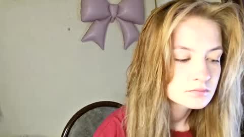 Snapshot of scented_elsa chatting on June 29, 11:43 am Elsa online show from June 29, 11:43 am