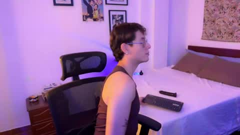 Snapshot of scoobysnack_ chatting on March 29, 5:07 am ScoobySnack online show from March 29, 5:07 am