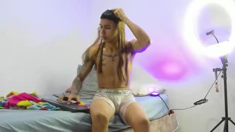 Snapshot of scook_gray chatting on May 14, 9:43 pm scook_gray online show from May 14, 9:43 pm