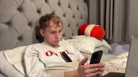 Snapshot of scottish_twink01 chatting on December 21, 1:15 am danny online show from December 21, 1:15 am