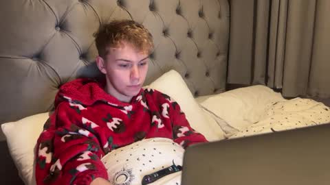 Snapshot of scottish_twink01 chatting on December 28, 12:26 am danny online show from December 28, 12:26 am