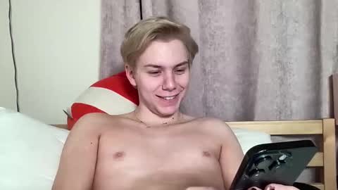 Snapshot of scottish_twink01 chatting on October 12, 12:53 am danny online show from October 12, 12:53 am