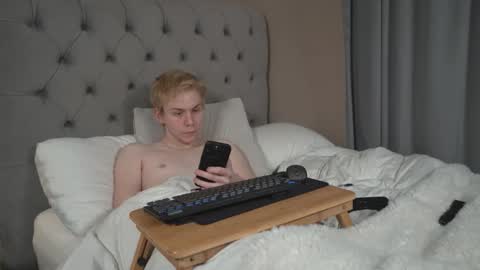Snapshot of scottish_twink01 chatting on March 4, 1:44 am danny online show from March 4, 1:44 am