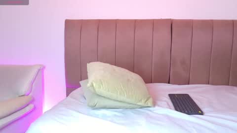 Snapshot of sebas_n_aly chatting on September 11, 8:09 pm ely online show from September 11, 8:09 pm