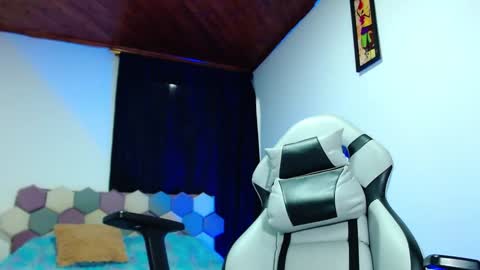 Snapshot of sebastian_025 chatting on December 19, 5:29 am Sebastian online show from December 19, 5:29 am