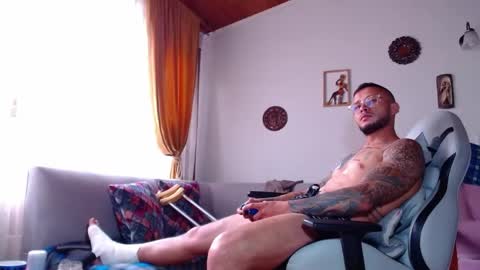 Snapshot of sebastian_025 chatting on June 2, 6:21 pm Sebastian online show from June 2, 6:21 pm