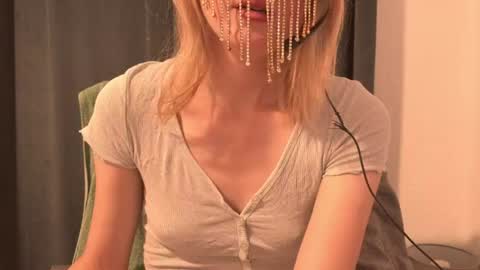 Snapshot of secretanni chatting on July 4, 12:11 pm Anni online show from July 4, 12:11 pm