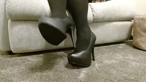 Snapshot of secretshoes chatting on February 15, 7:32 pm Secret Shoes online show from February 15, 7:32 pm