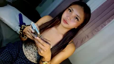 Snapshot of seductive_morena chatting on December 18, 11:11 pm Im shy online show from December 18, 11:11 pm