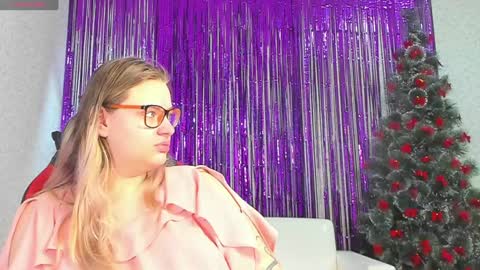 Snapshot of seductive_she_wolf chatting on December 26, 6:30 am seductive_she_wolf online show from December 26, 6:30 am