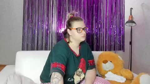 Snapshot of seductive_she_wolf chatting on February 15, 9:15 pm seductive_she_wolf online show from February 15, 9:15 pm