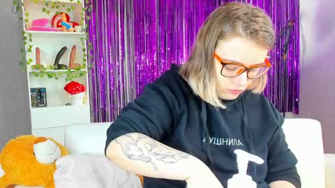 Snapshot of seductive_she_wolf chatting on February 24, 8:27 am seductive_she_wolf online show from February 24, 8:27 am