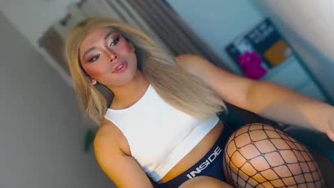 Snapshot of seductivedeluxe69 chatting on May 3, 7:42 pm Deluxe online show from May 3, 7:42 pm
