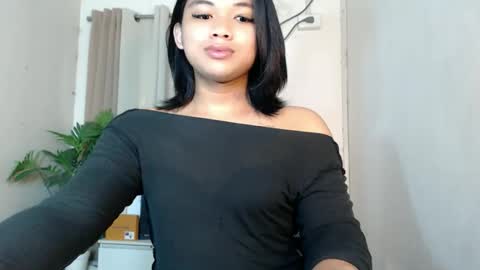 Snapshot of seductivedeluxe69 chatting on May 18, 6:30 am Deluxe online show from May 18, 6:30 am
