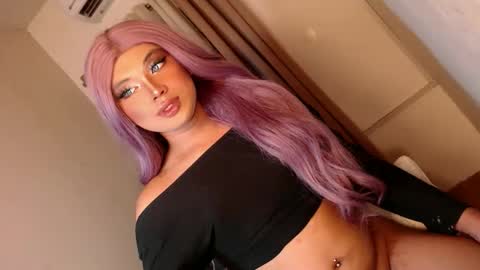 Snapshot of seductivedeluxe69 chatting on June 1, 6:09 pm Deluxe online show from June 1, 6:09 pm
