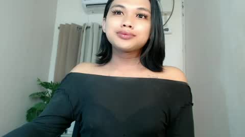 Snapshot of seductivedeluxe69 chatting on June 11, 11:03 pm Deluxe online show from June 11, 11:03 pm