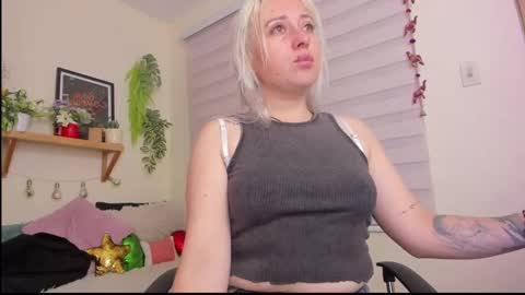 Snapshot of sejmet_5 chatting on January 5, 5:41 am Yeyis online show from January 5, 5:41 am