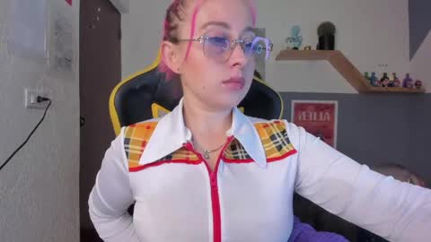Snapshot of sejmet_5 chatting on April 22, 3:13 pm Yeyis online show from April 22, 3:13 pm